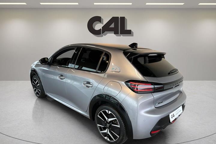 Grå Peugeot e-208 fra 2025
