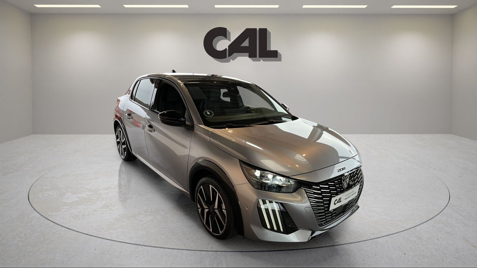 Grå Peugeot e-208 fra 2025