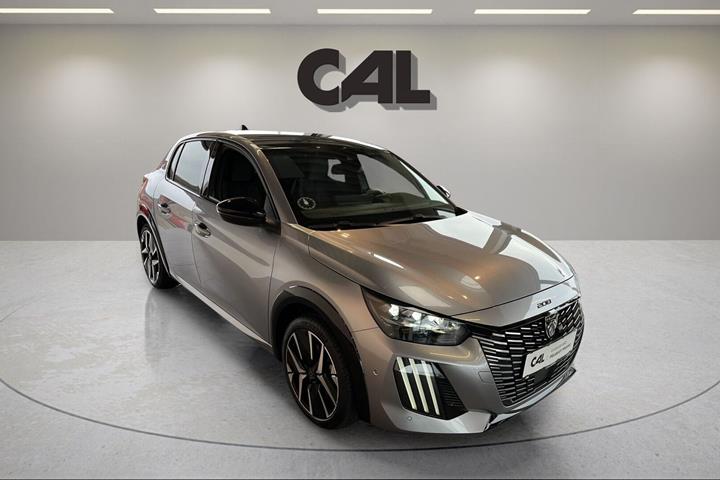 Grå Peugeot e-208 fra 2025
