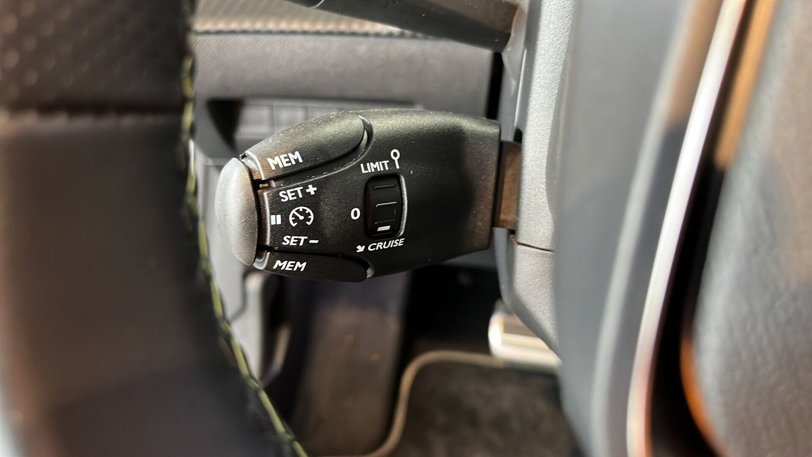 Grå Peugeot e-208 fra 2025