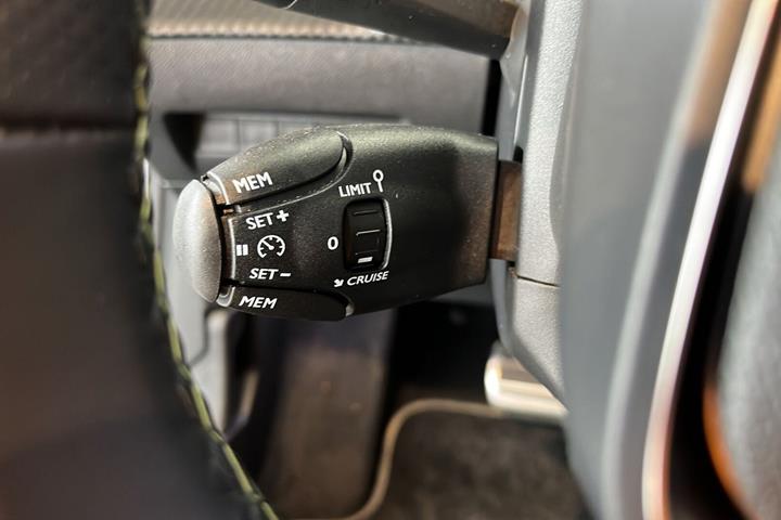 Grå Peugeot e-208 fra 2025