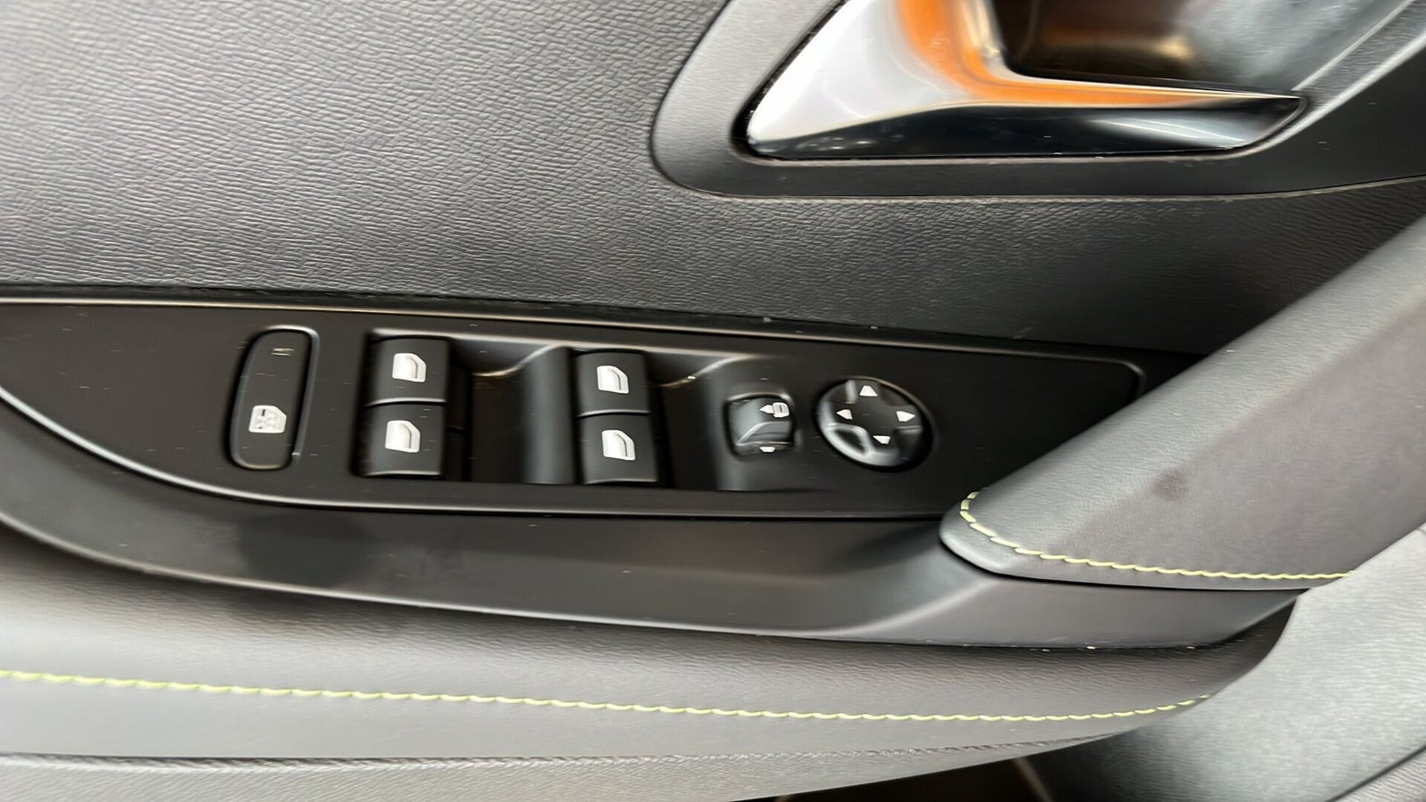 Grå Peugeot e-208 fra 2025