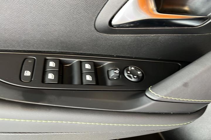 Grå Peugeot e-208 fra 2025