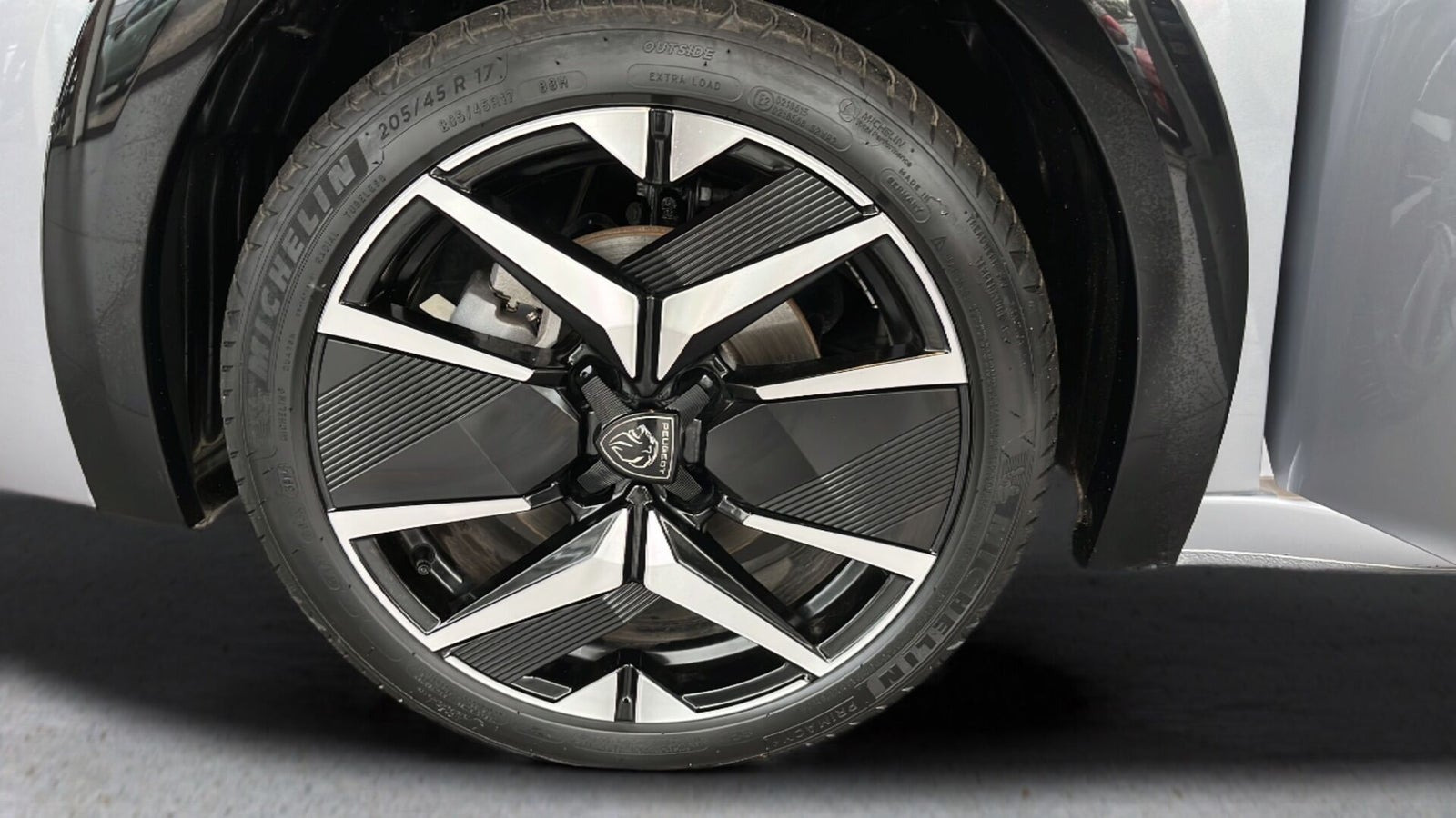 Grå Peugeot e-208 fra 2025