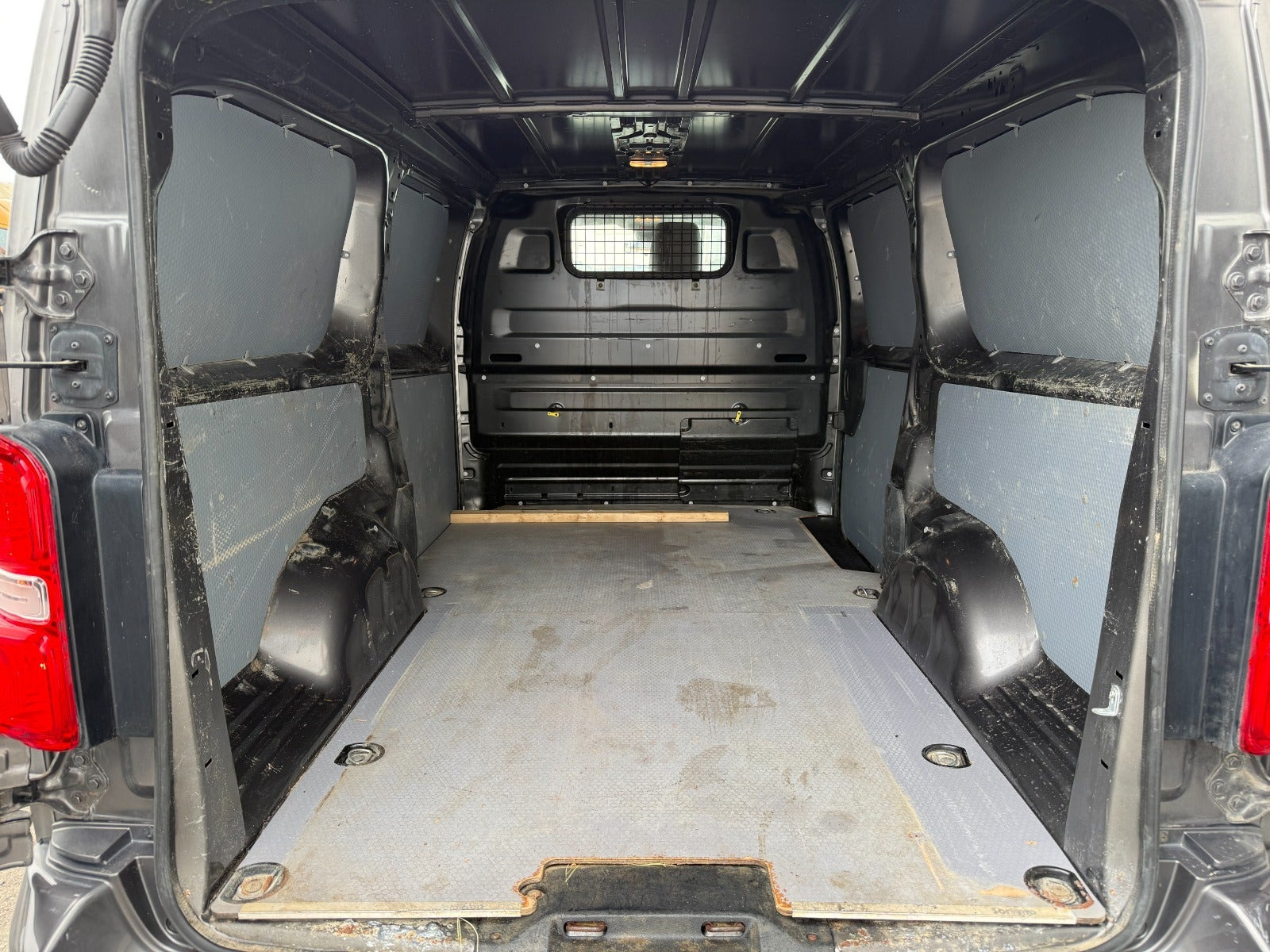 Sort Peugeot Expert fra 2019