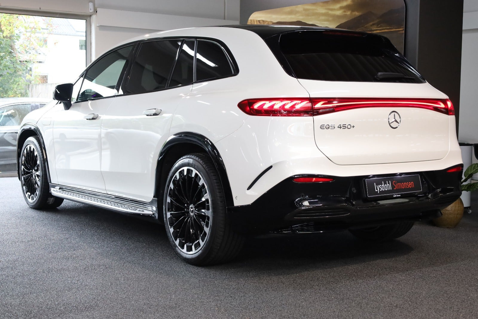 Hvid Mercedes EQS450+ SUV fra 2024
