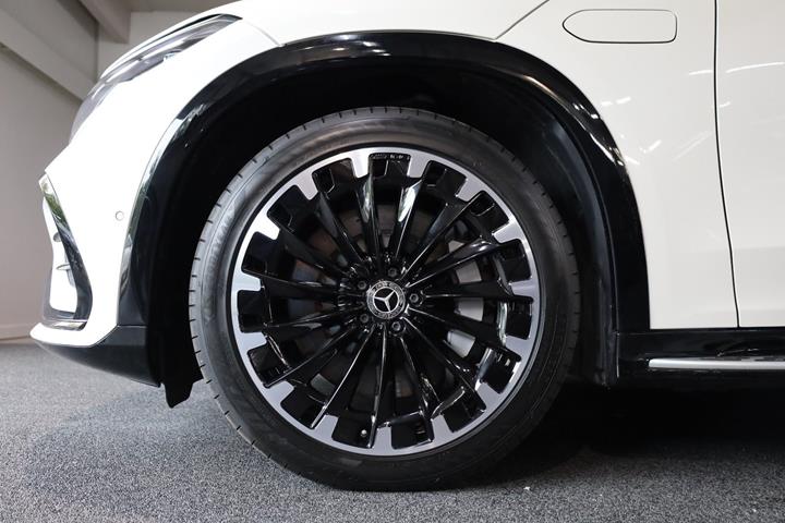 Hvid Mercedes EQS450+ SUV fra 2024