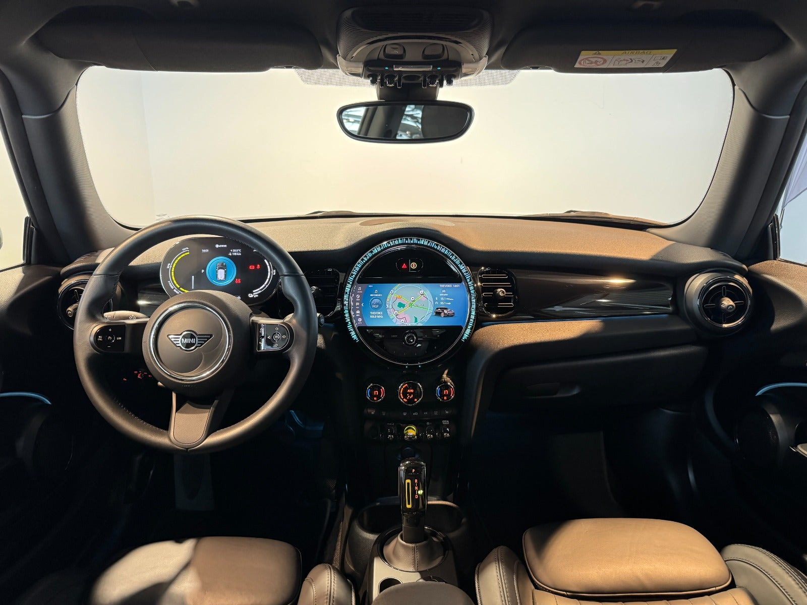 Blå Mini Cooper SE fra 2023