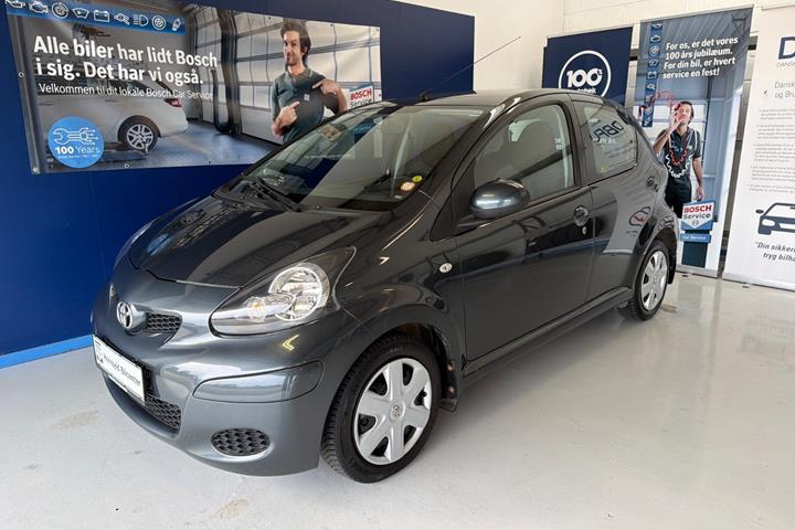 Grå Toyota Aygo fra 2010