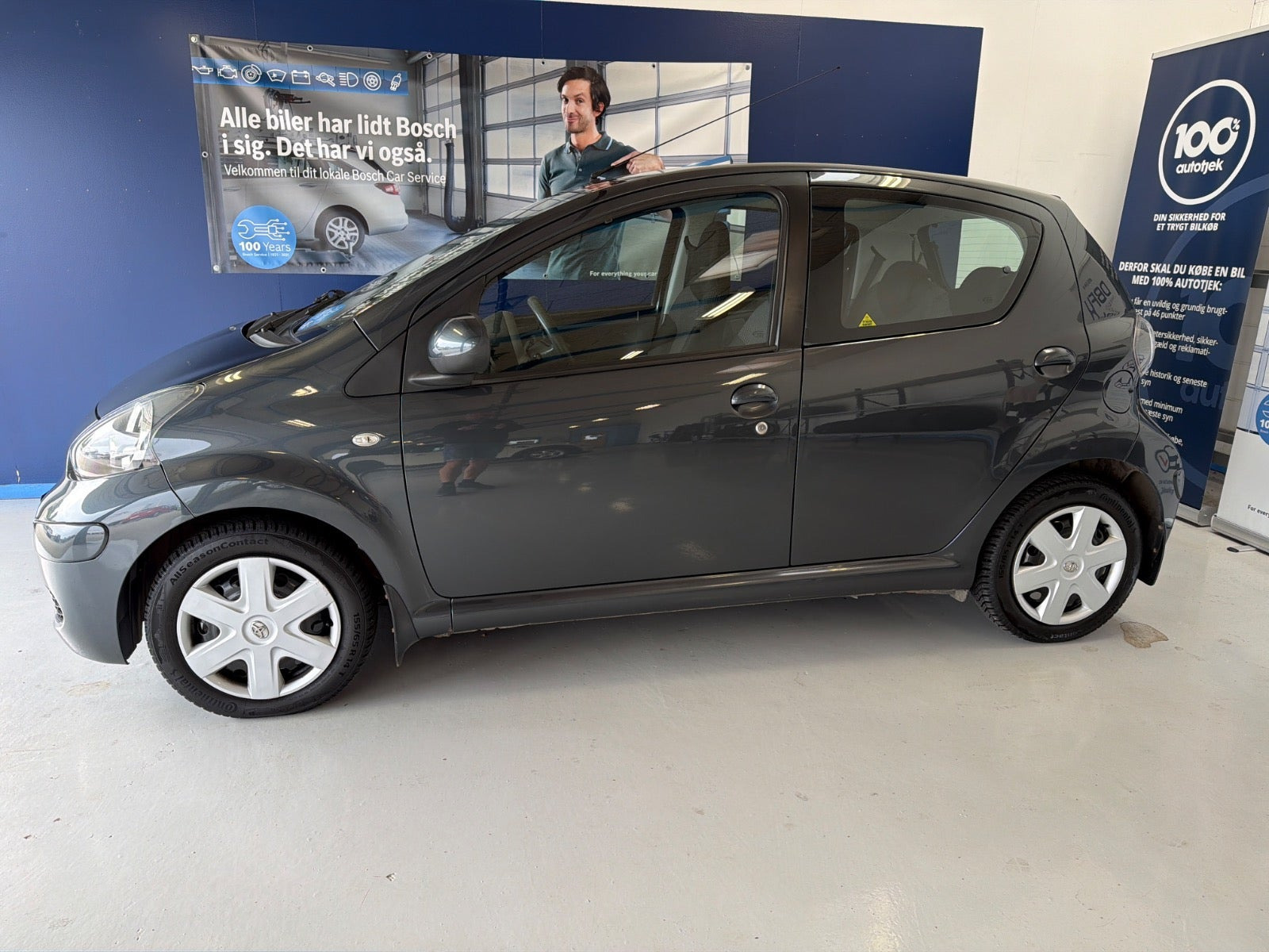 Grå Toyota Aygo fra 2010