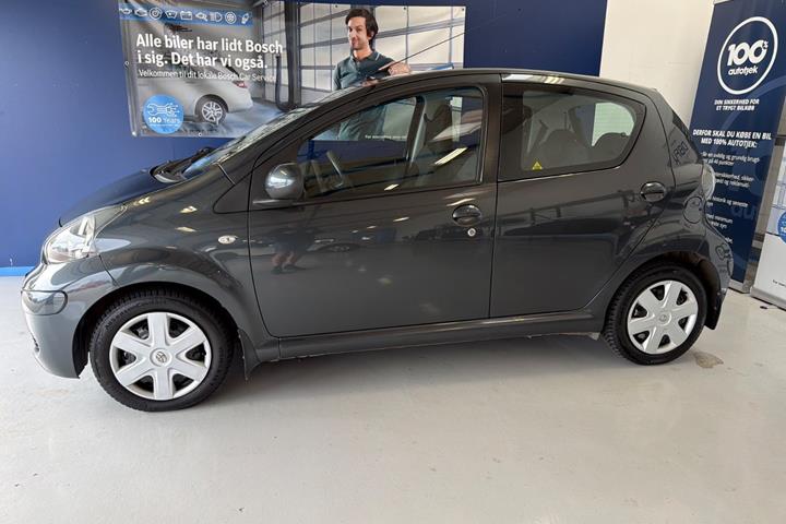Grå Toyota Aygo fra 2010