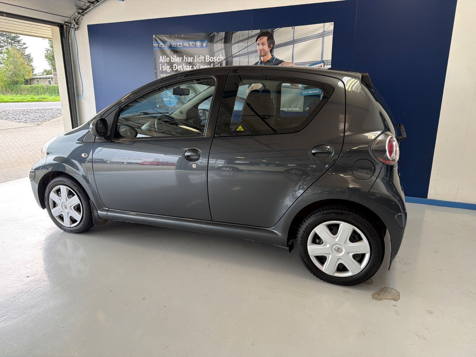 Grå Toyota Aygo fra 2010