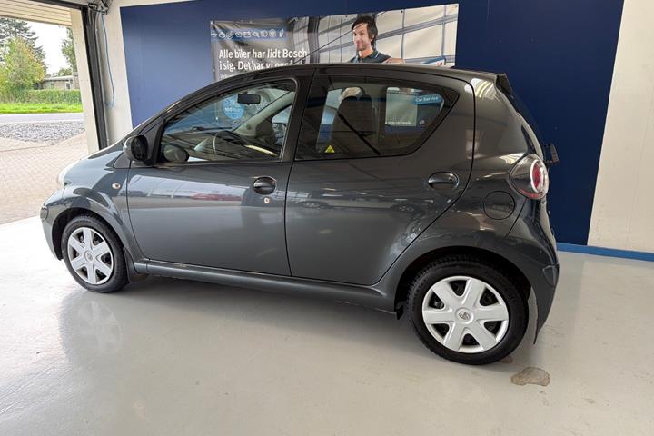 Grå Toyota Aygo fra 2010