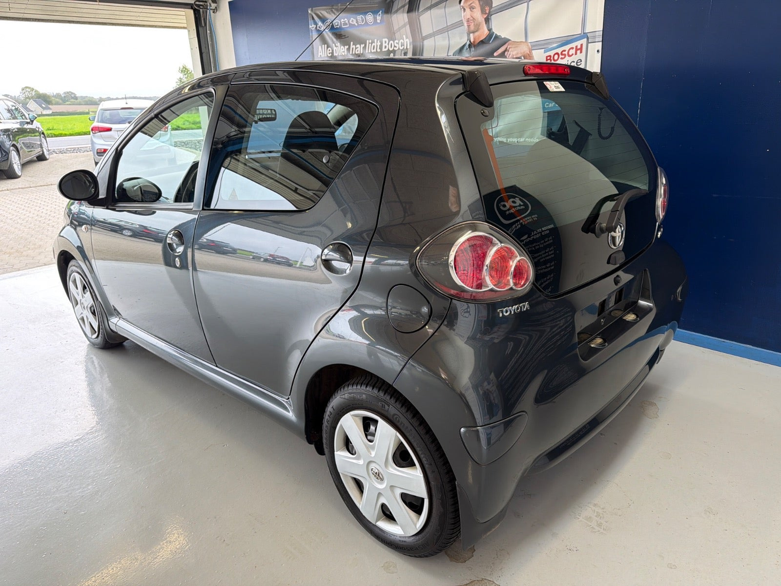 Grå Toyota Aygo fra 2010