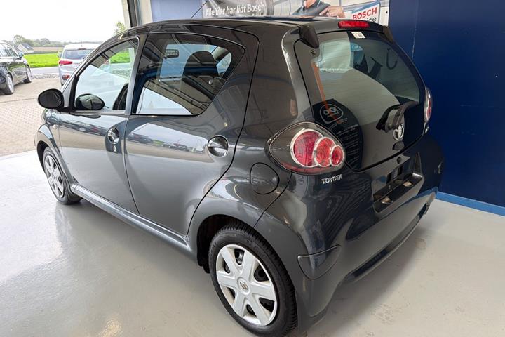 Grå Toyota Aygo fra 2010