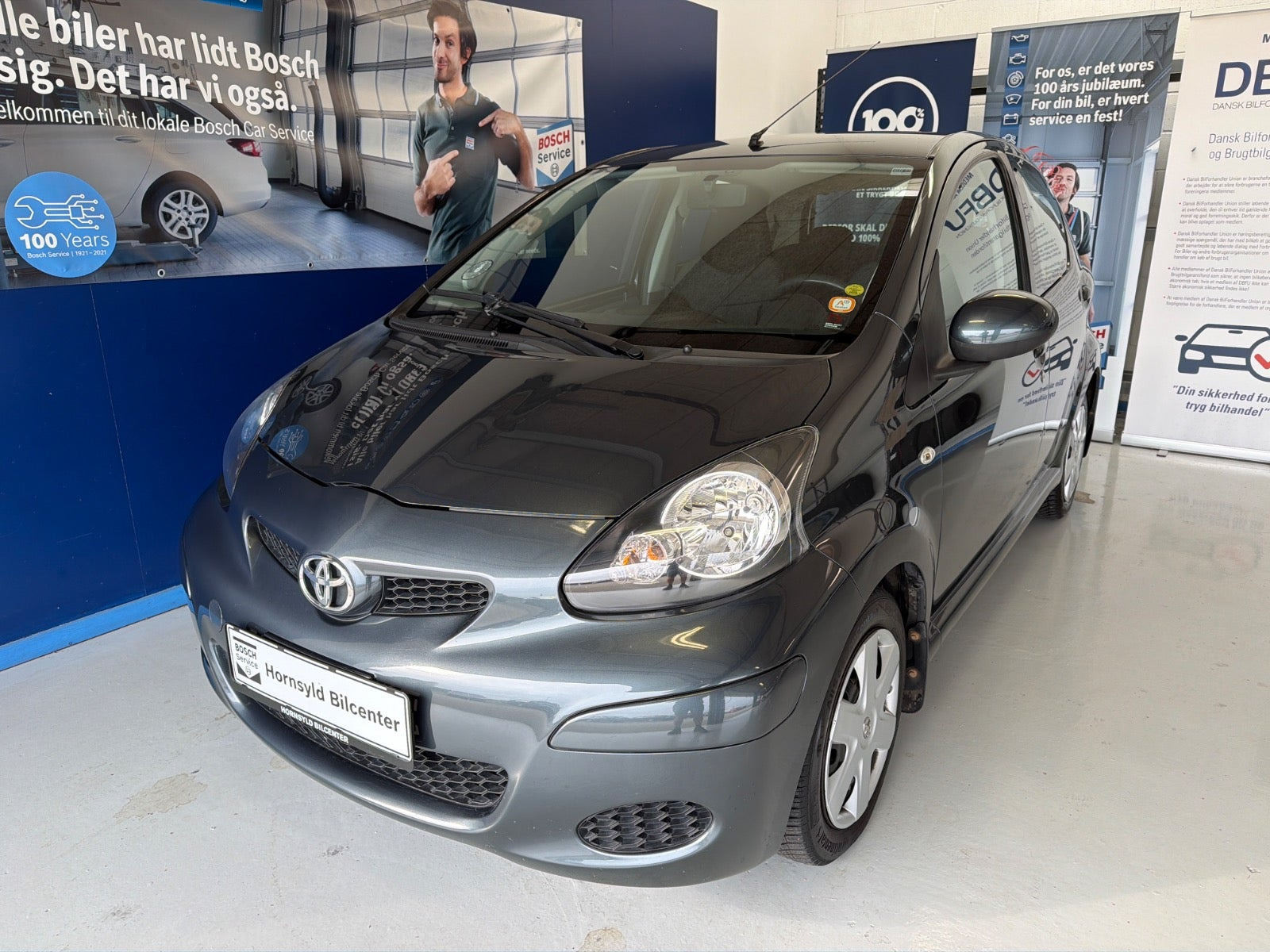 Grå Toyota Aygo fra 2010