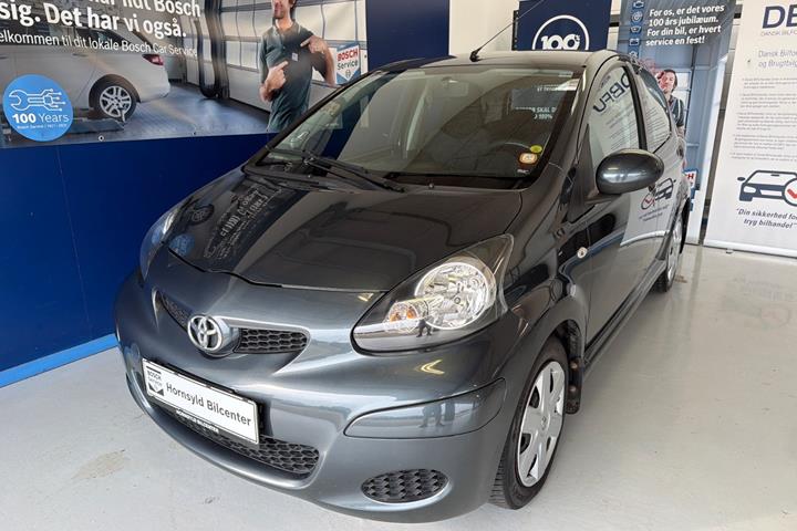 Grå Toyota Aygo fra 2010