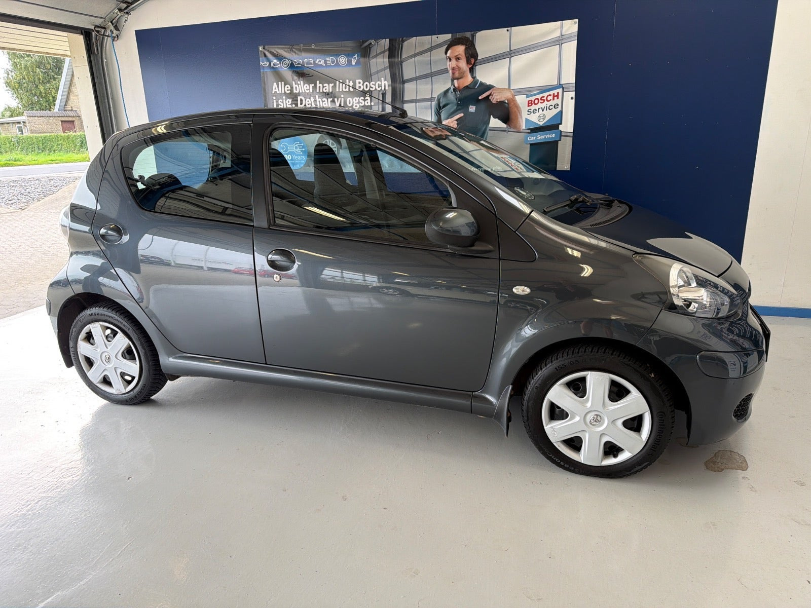 Grå Toyota Aygo fra 2010