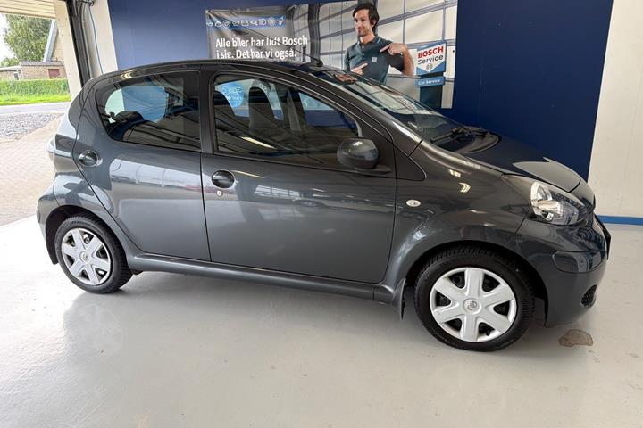 Grå Toyota Aygo fra 2010