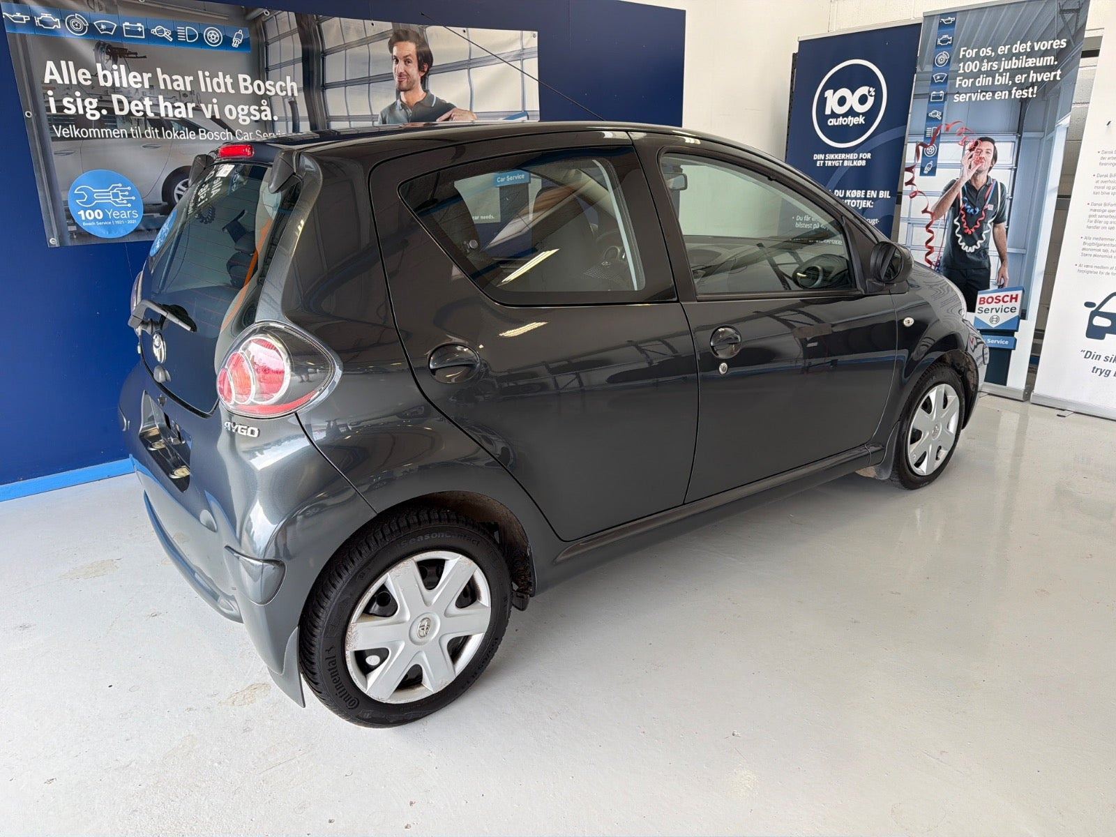 Grå Toyota Aygo fra 2010