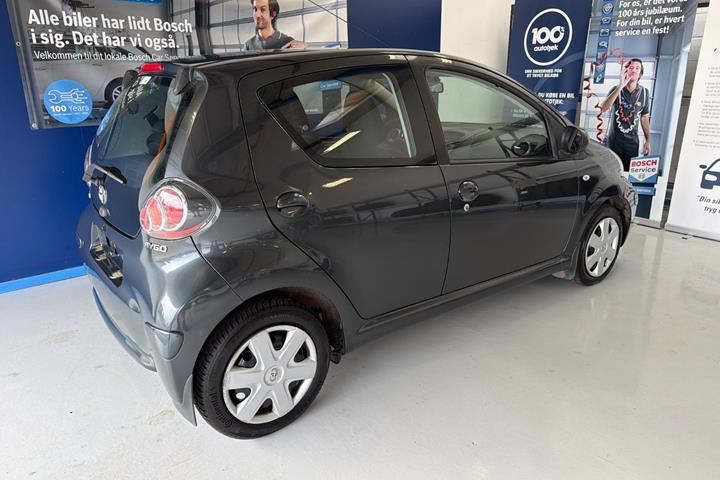 Grå Toyota Aygo fra 2010