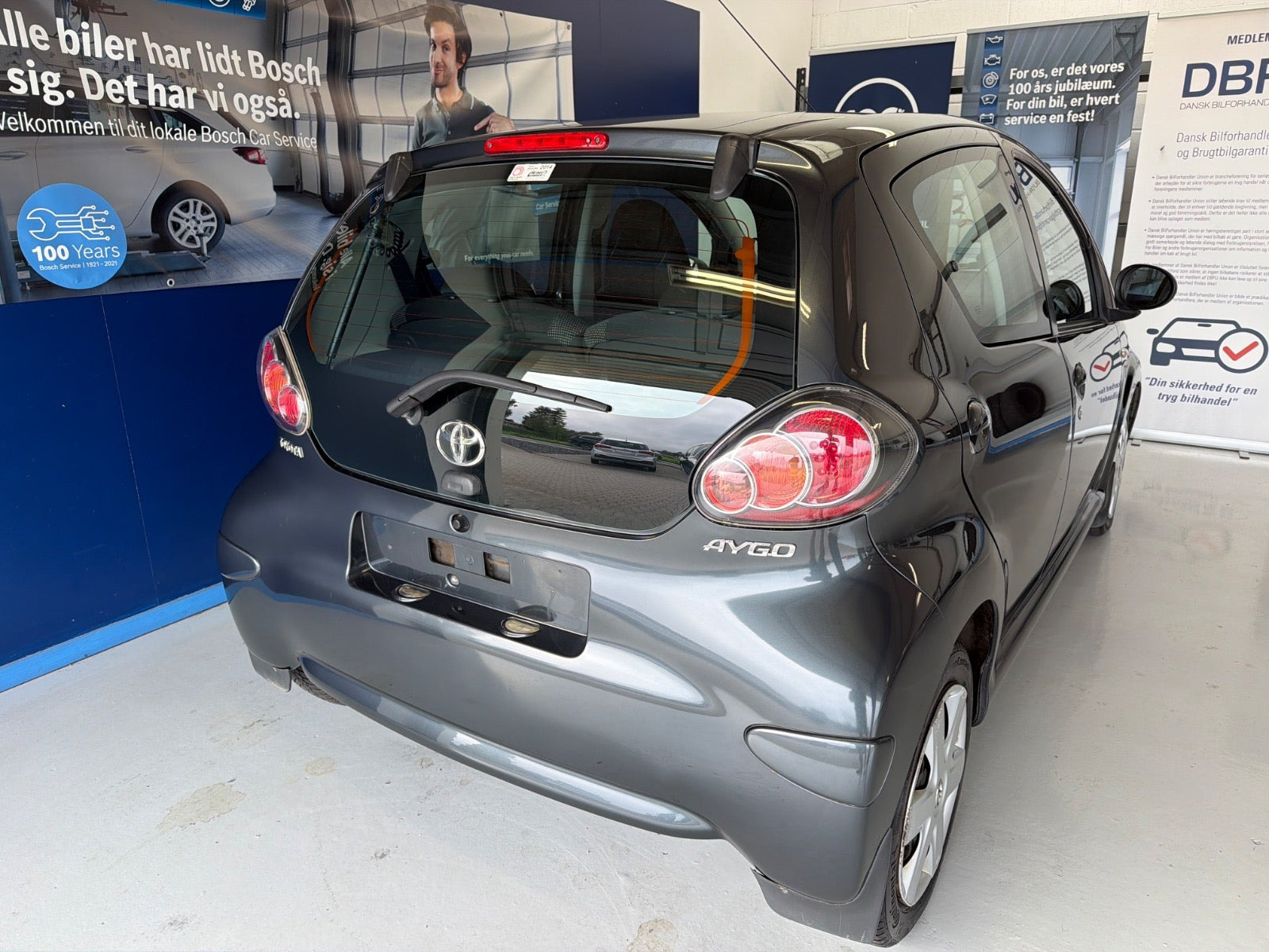Grå Toyota Aygo fra 2010