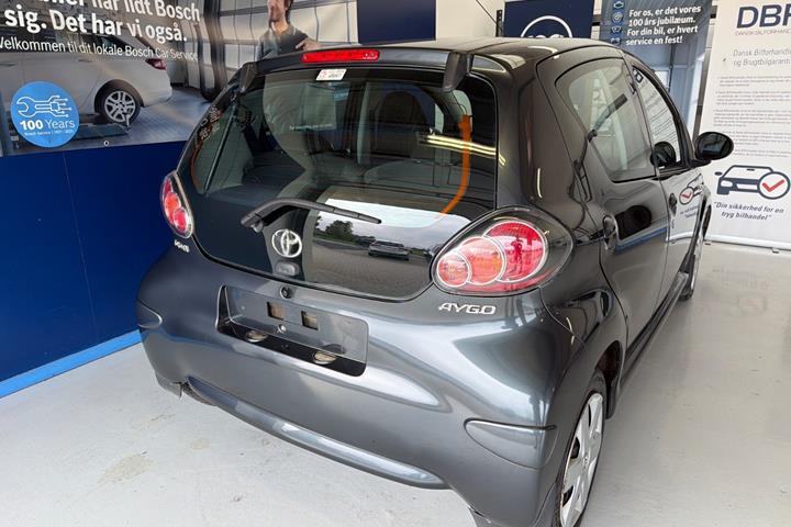 Grå Toyota Aygo fra 2010