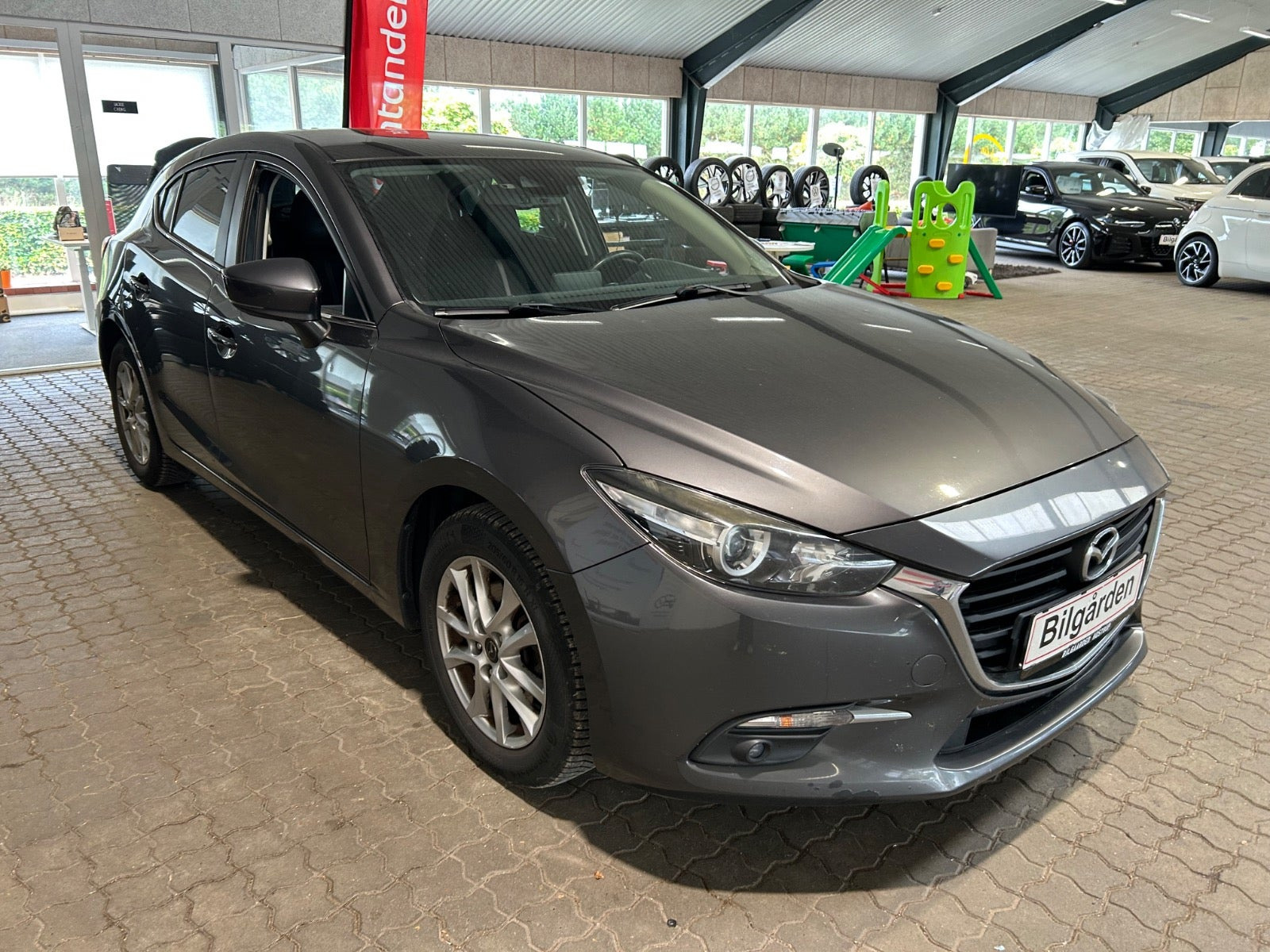 Grå Mazda 3 fra 2017