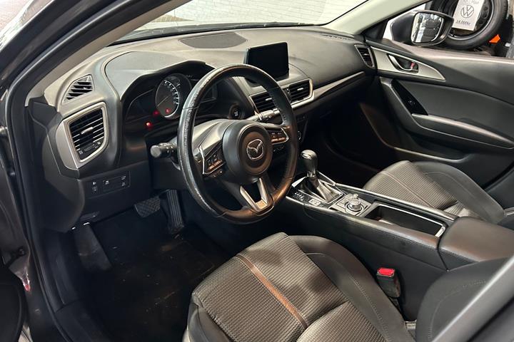 Grå Mazda 3 fra 2017