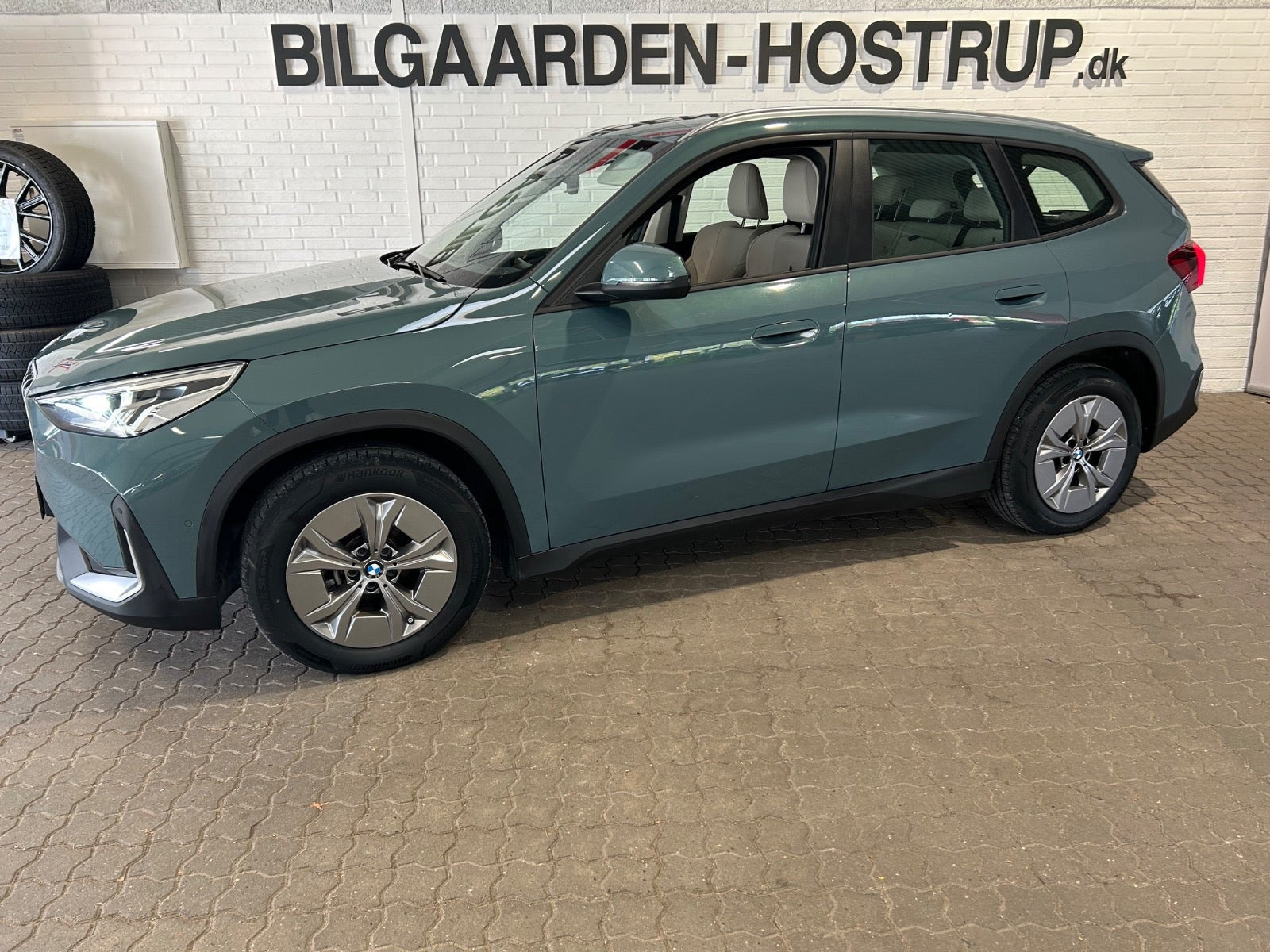 Turquoise BMW iX1 fra 2023