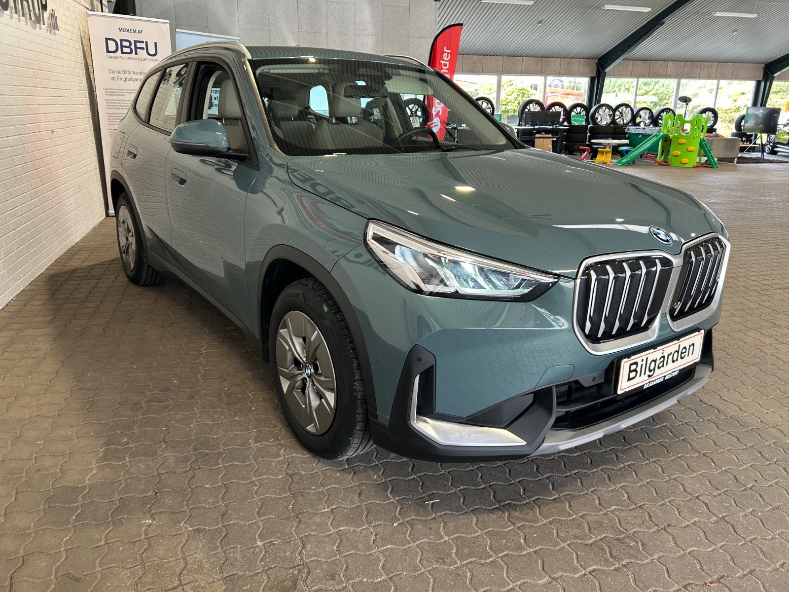 Turquoise BMW iX1 fra 2023