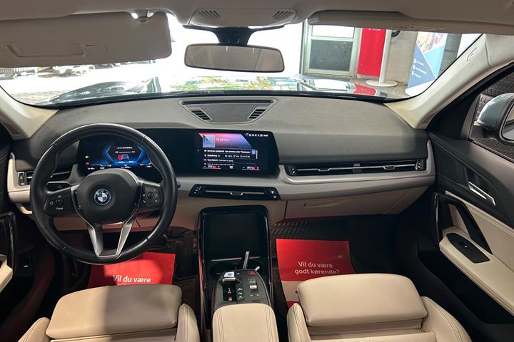 Turquoise BMW iX1 fra 2023