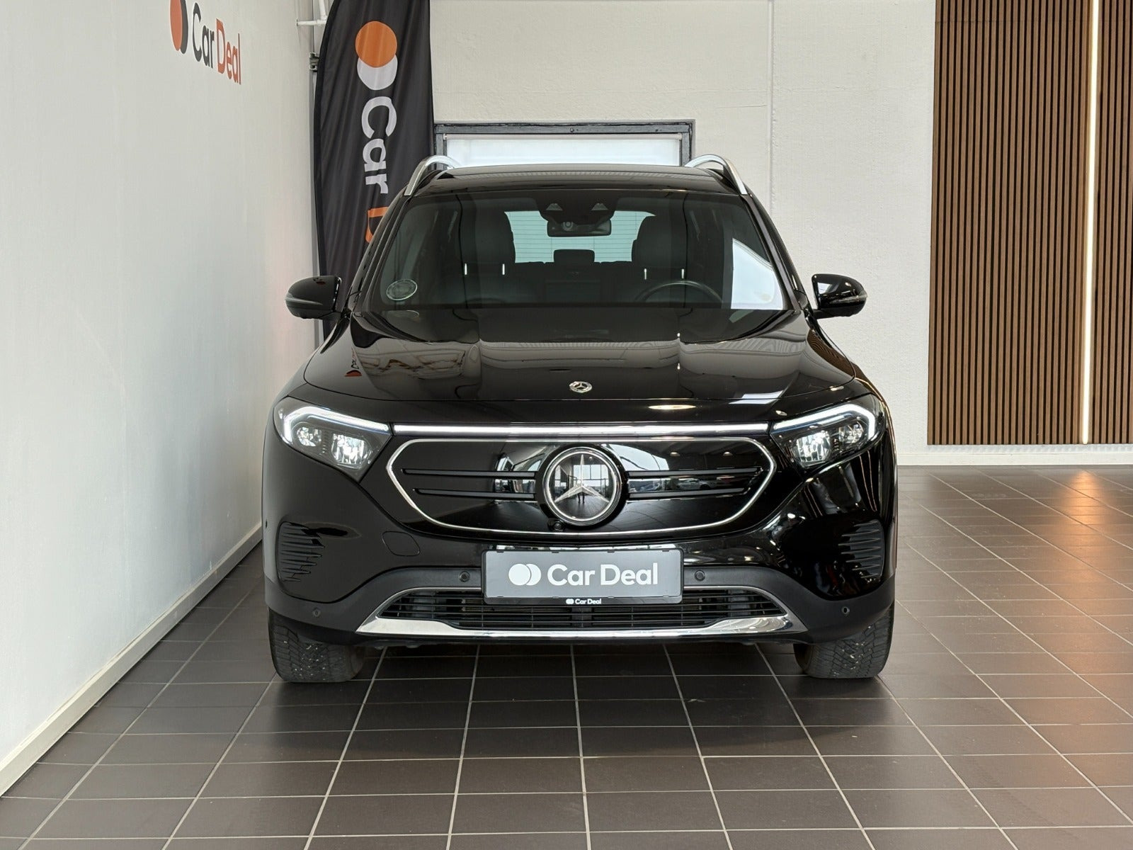Sort Mercedes EQB300 fra 2023