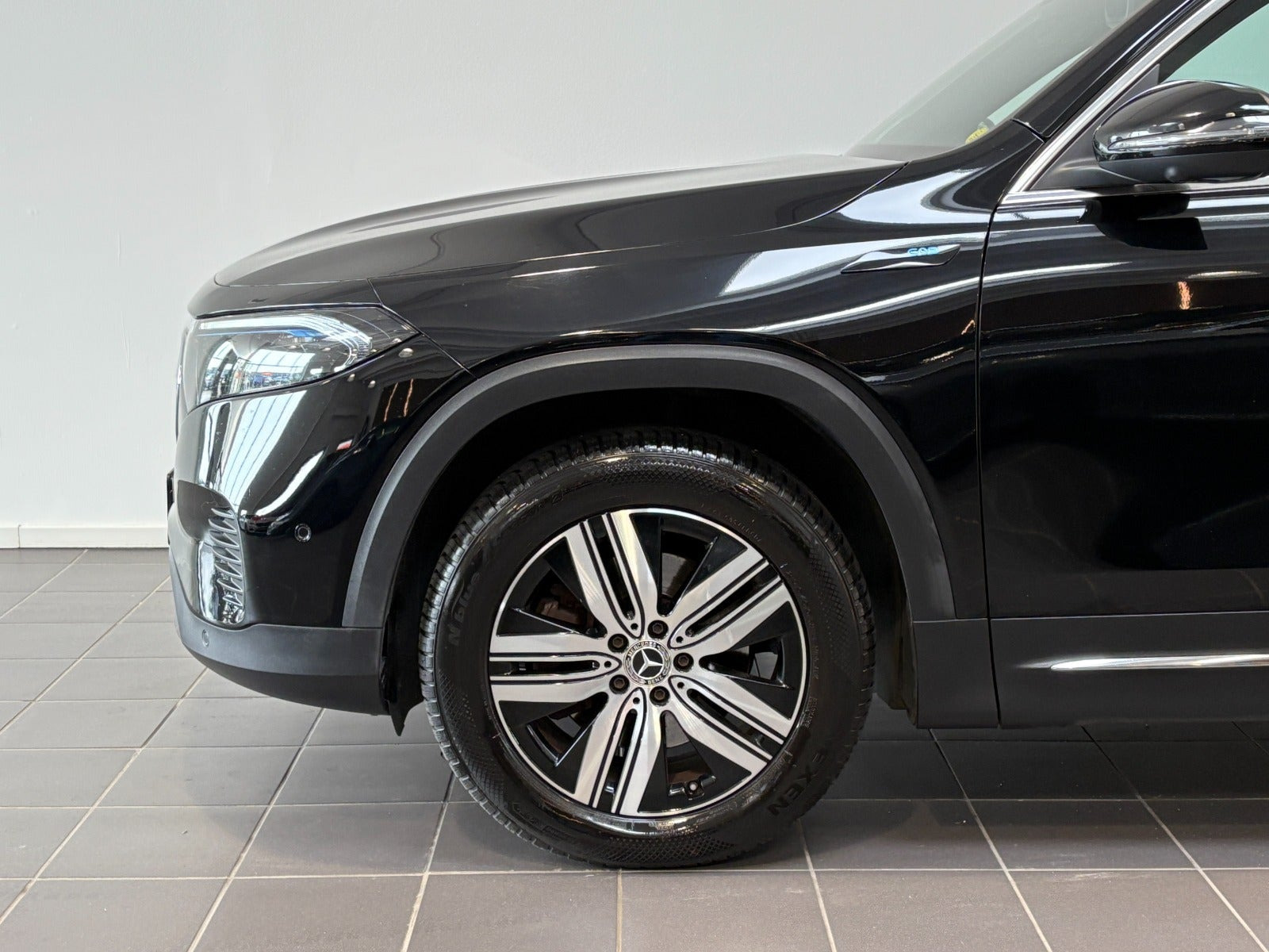 Sort Mercedes EQB300 fra 2023