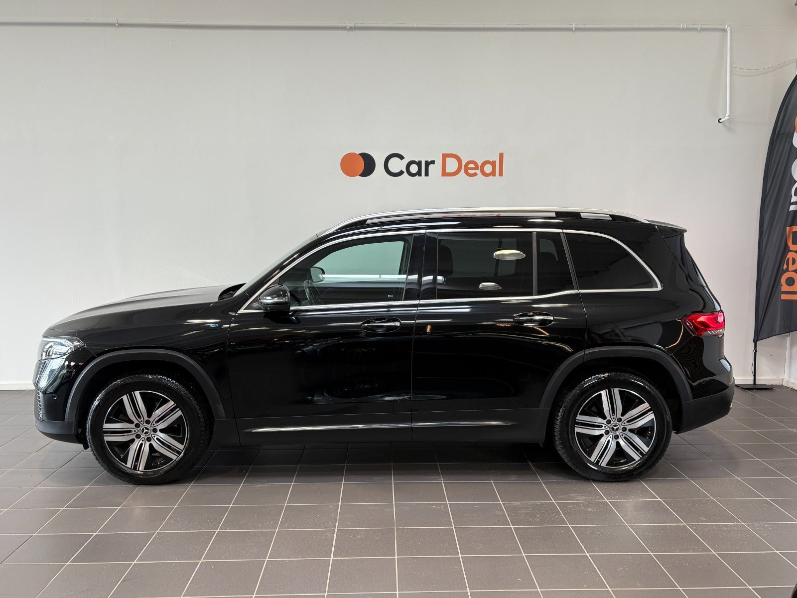 Sort Mercedes EQB300 fra 2023