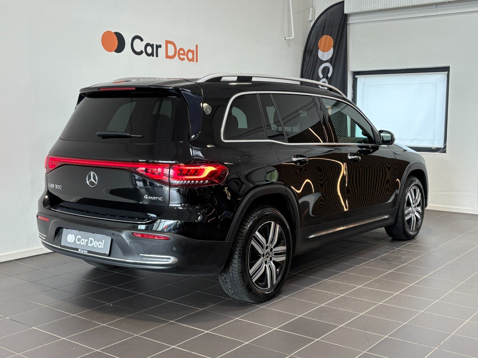 Sort Mercedes EQB300 fra 2023