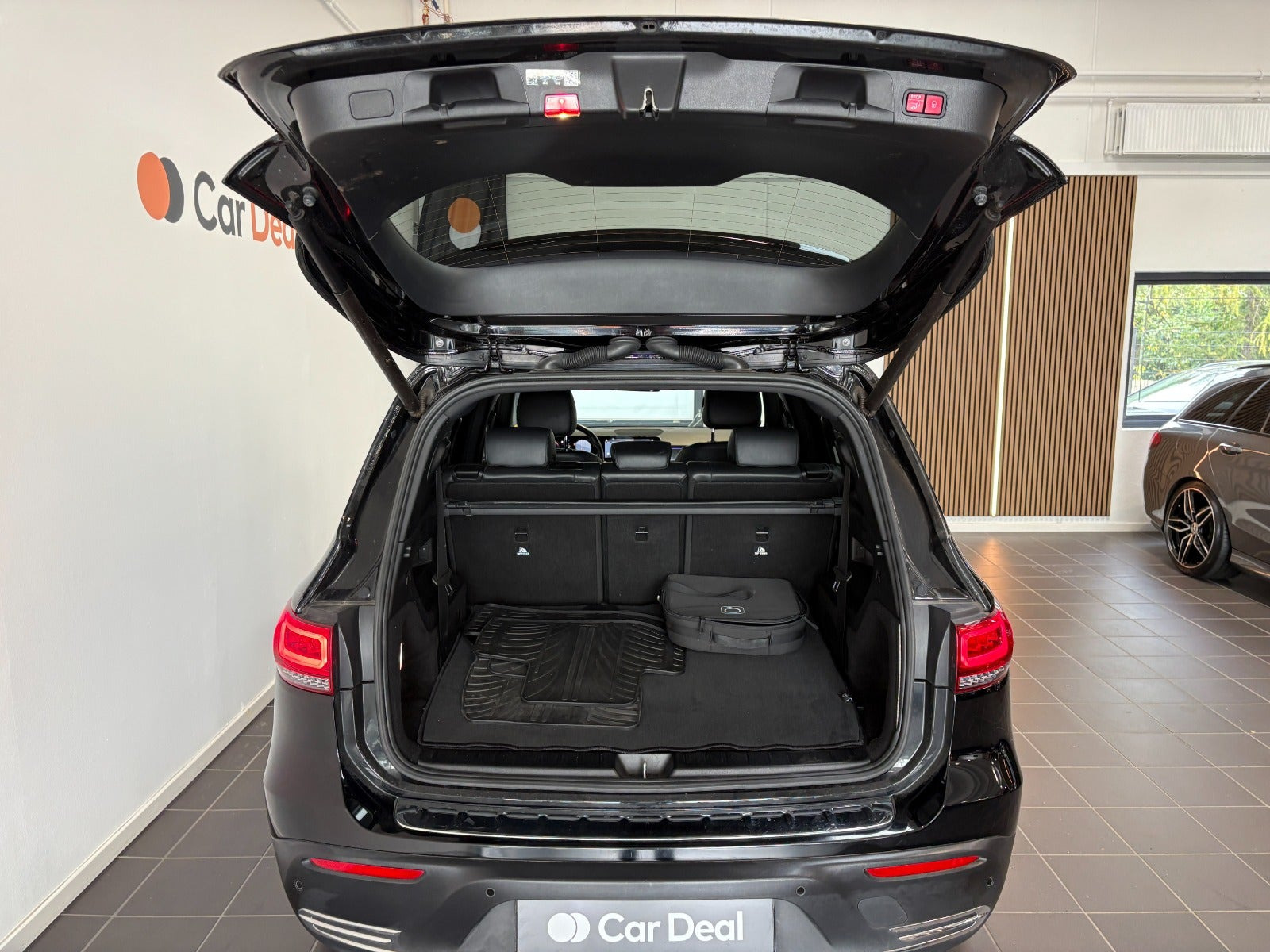 Sort Mercedes EQB300 fra 2023