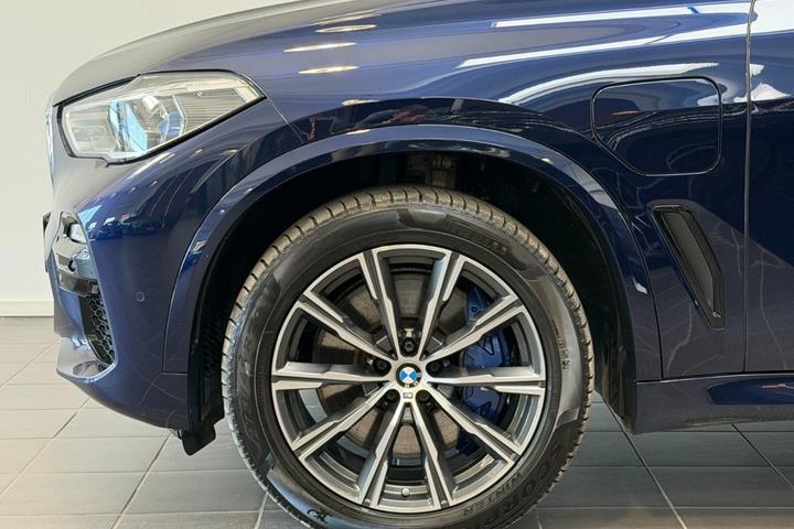 Blå BMW X5 fra 2021