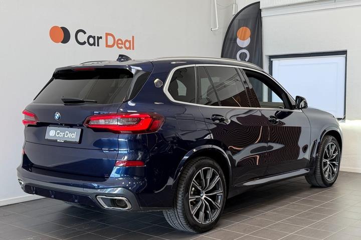 Blå BMW X5 fra 2021