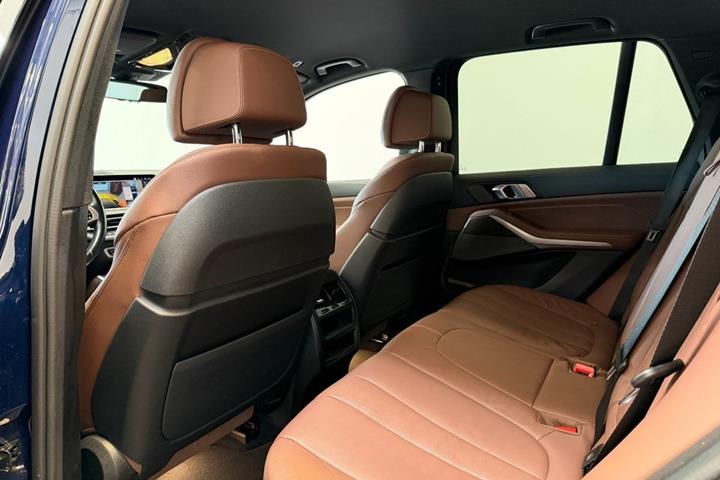 Blå BMW X5 fra 2021