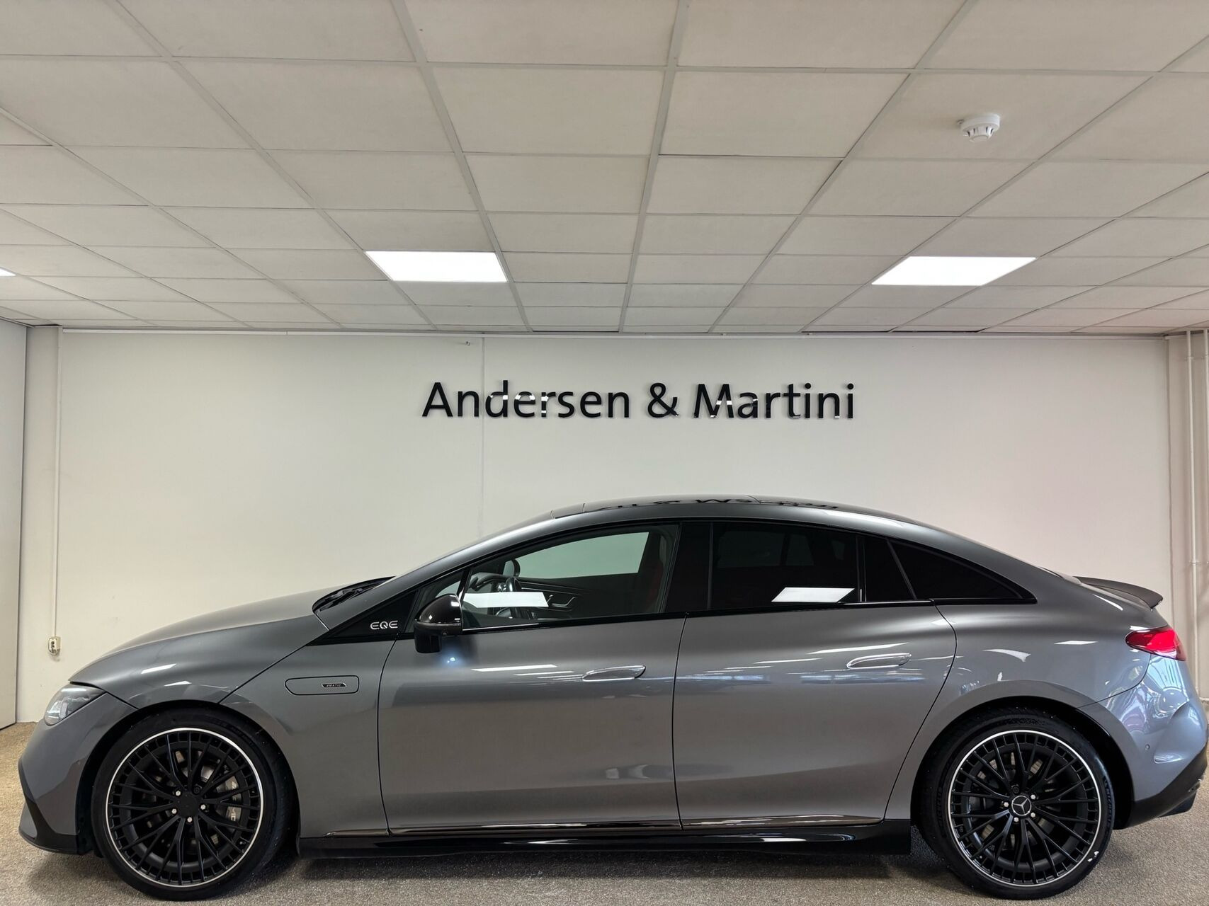 Grå Mercedes EQE 43 AMG fra 2022