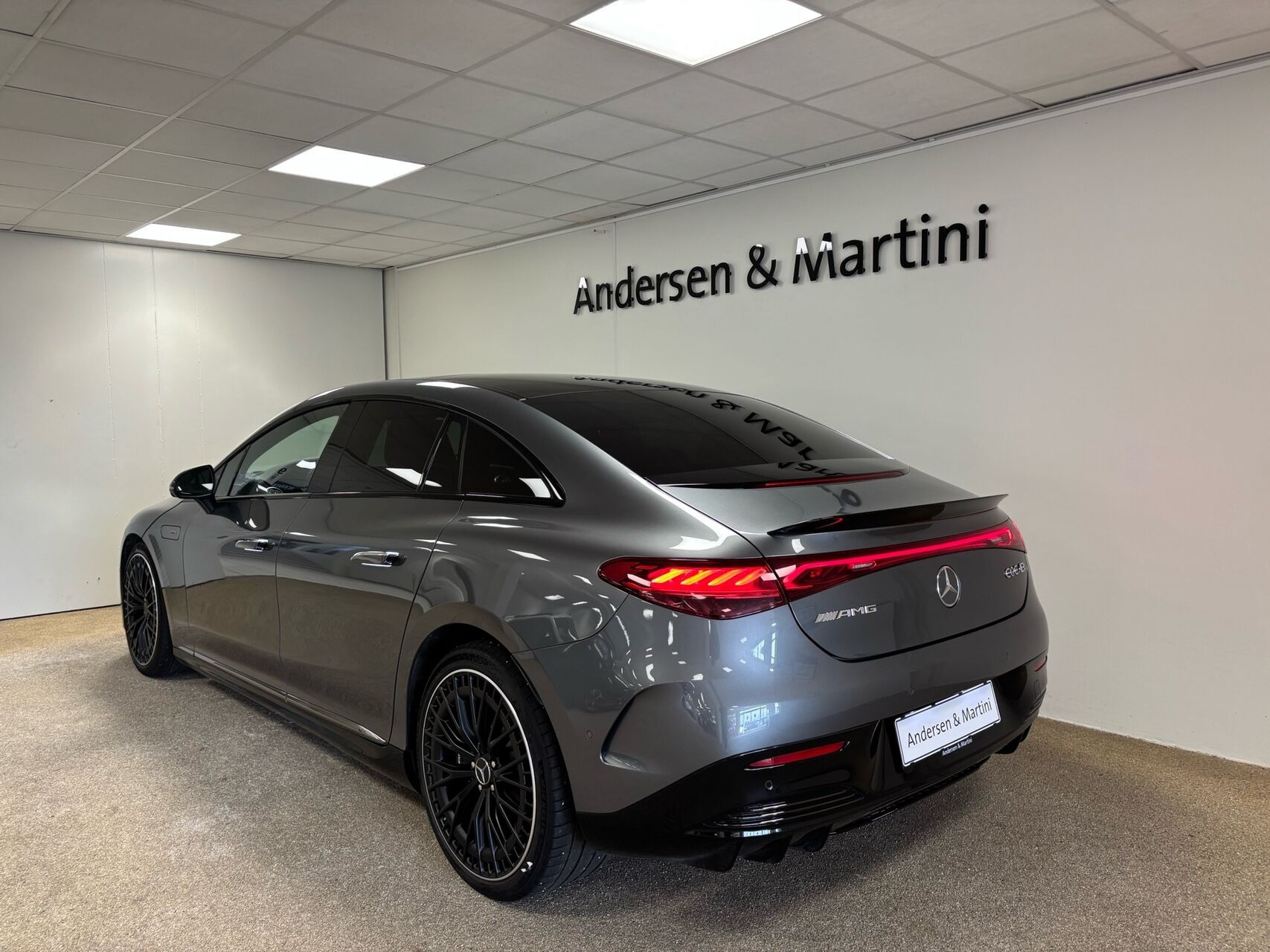 Grå Mercedes EQE 43 AMG fra 2022