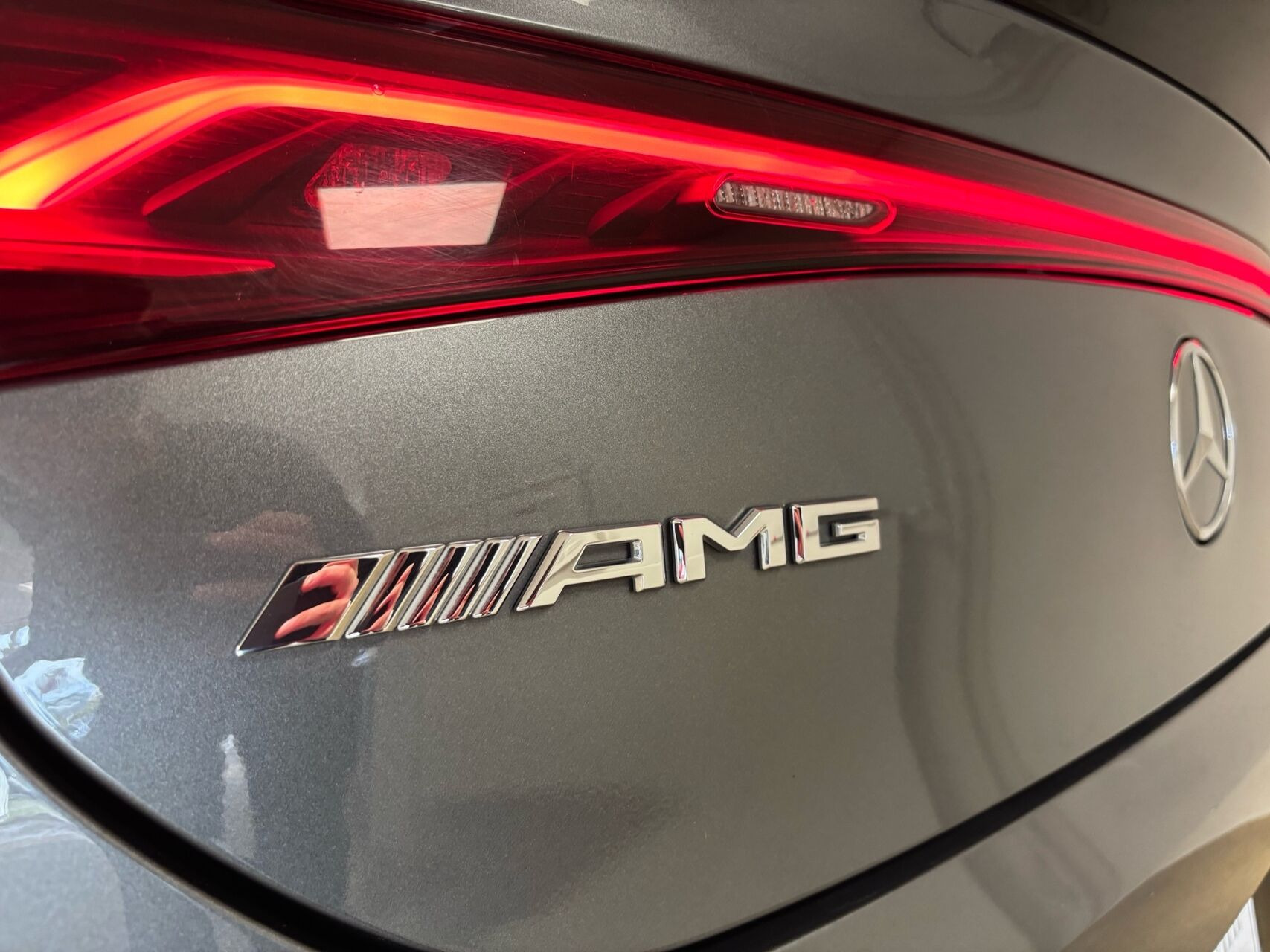 Grå Mercedes EQE 43 AMG fra 2022