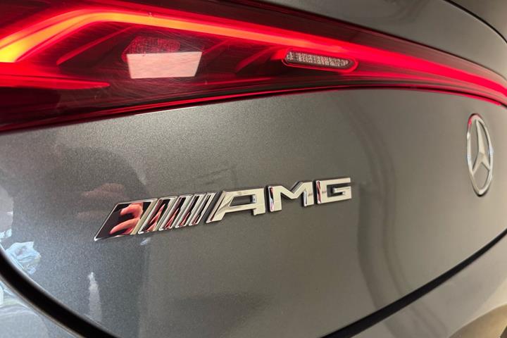 Grå Mercedes EQE 43 AMG fra 2022