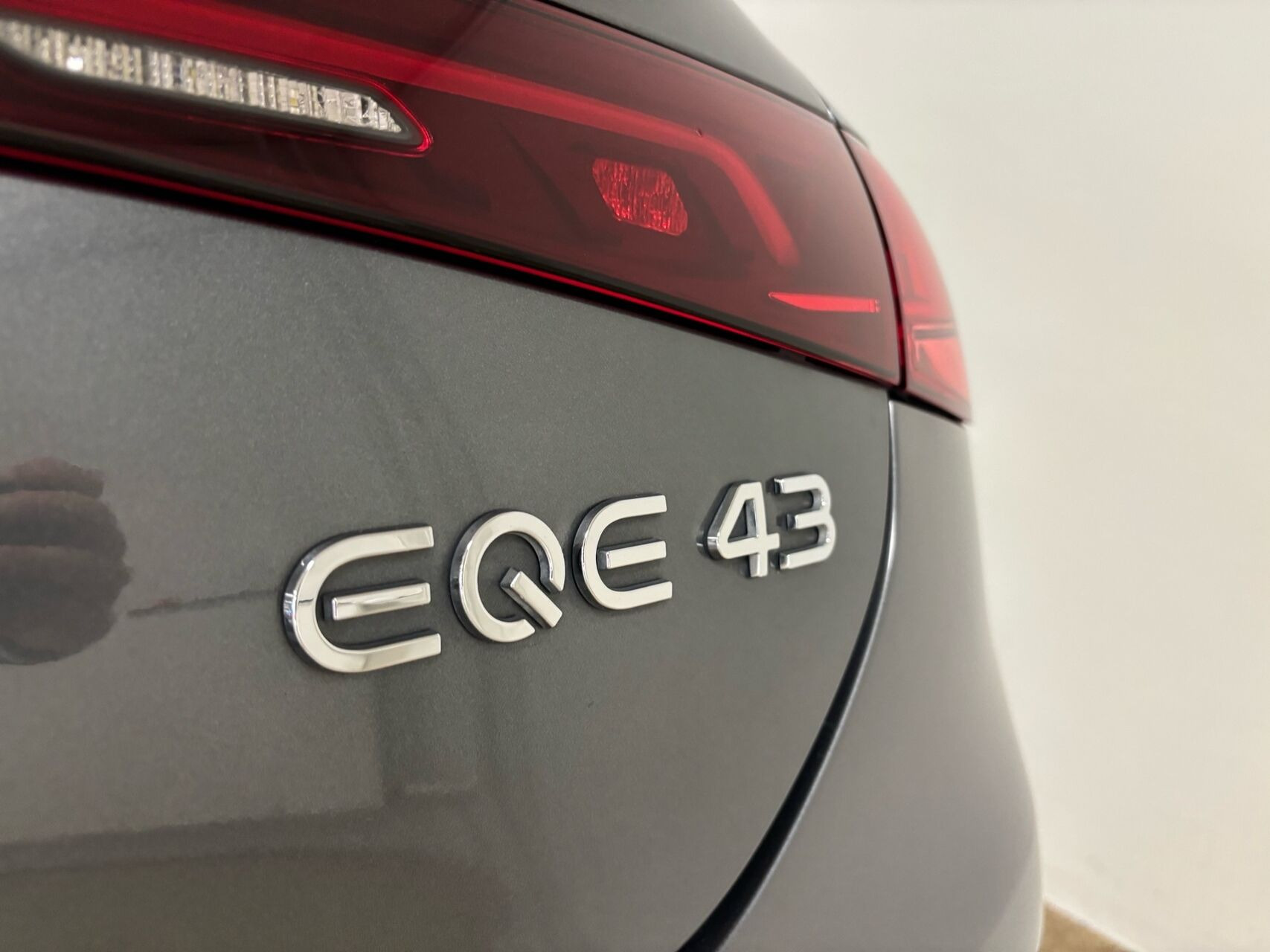 Grå Mercedes EQE 43 AMG fra 2022