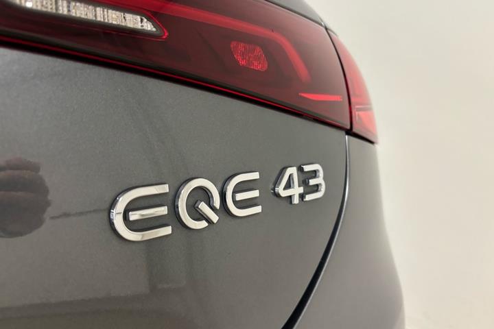 Grå Mercedes EQE 43 AMG fra 2022