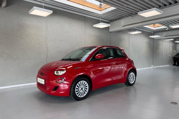 Rød Fiat 500e fra 2023