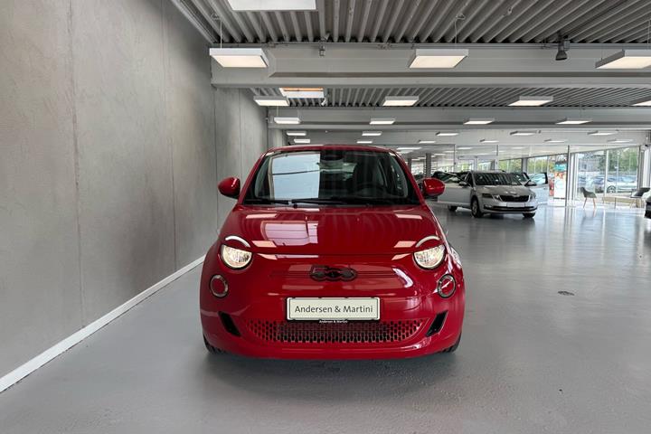 Rød Fiat 500e fra 2023