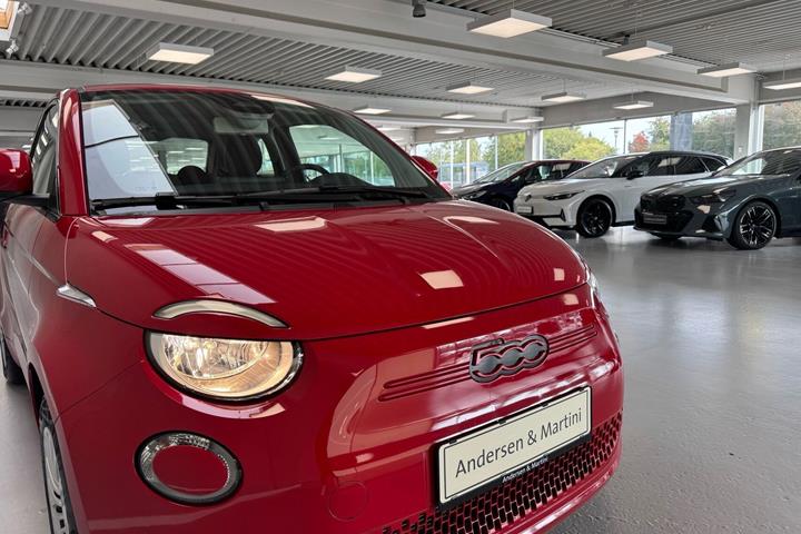 Rød Fiat 500e fra 2023