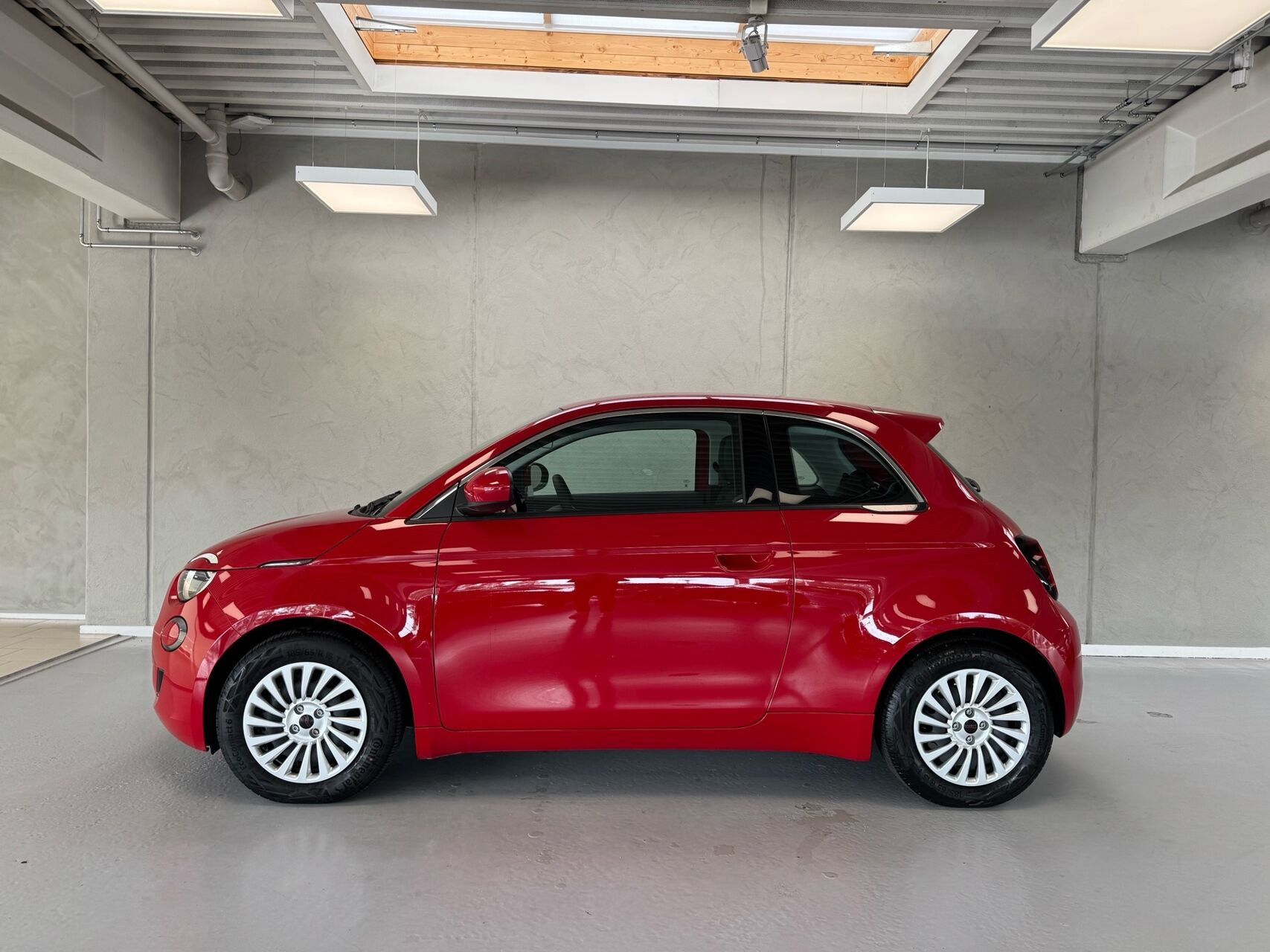 Rød Fiat 500e fra 2023